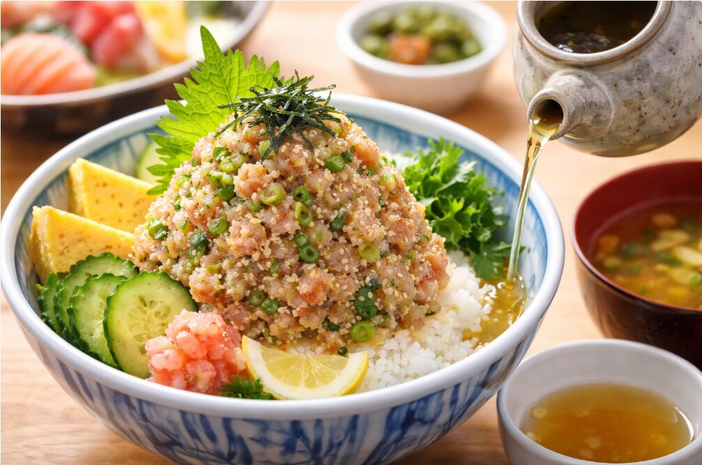 山盛りのなめろうと出汁が添えられた「なめろう頂上丼」。高コスパで満足度の高い海鮮ランチを示す。