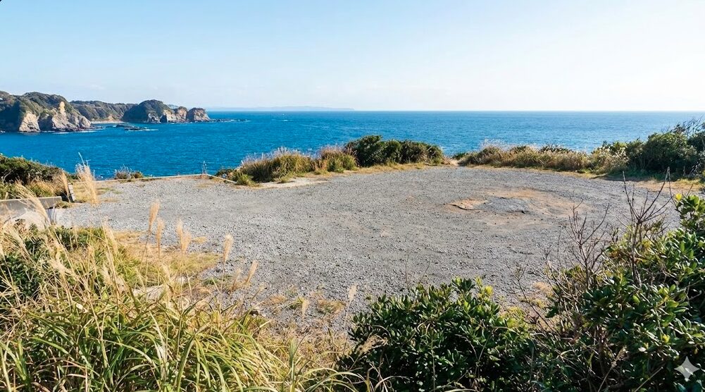 旧城ヶ島京急ホテル跡地の更地または静かに整備された空間と、その後ろに見える海。