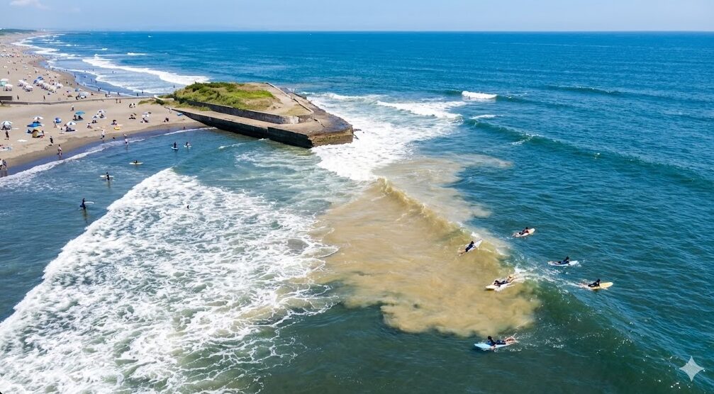 茅ヶ崎のヘッドランド周辺で発生する可能性のある、沖に向かう強いカレント（離岸流）の危険性を示すイメージ。