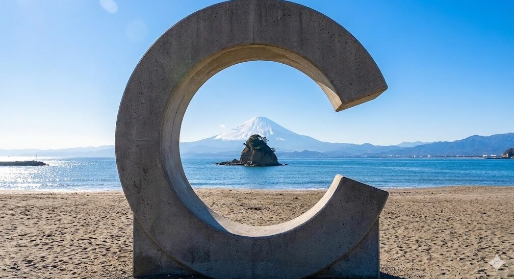 茅ヶ崎サザンCモニュメント越しに、えぼし岩と雪化粧の富士山が重なって見える冬の絶景