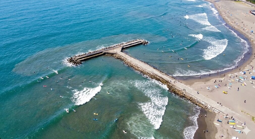 茅ヶ崎パーク（ヘッドランド）のT字型突堤と、その周辺でサーフィンを楽しむ人々。ポイントごとの地形と波質を示す写真。