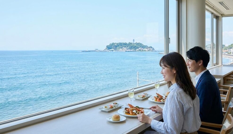 葉山マリーナの「レストラン オランジュ・ブルー」で、海と江ノ島を一望できる窓際席で食事を楽しむカップル
