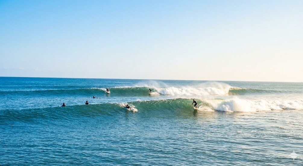 陸から海に向かって北風（オフショア）が吹き、波の面が整えられた理想的なサーフコンディション。